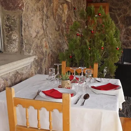 Hostal Restaurante Las Cavenes Del Cabaco Szálloda 2*
