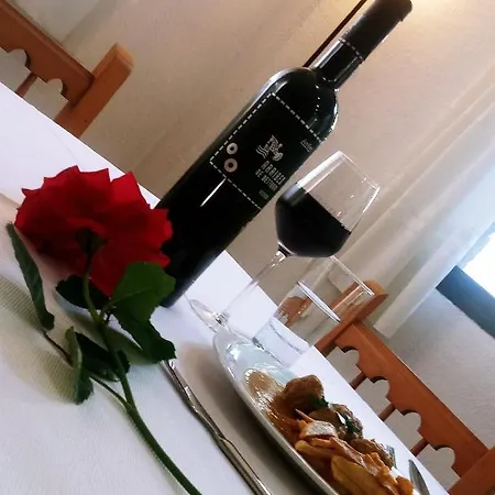 Hostal Restaurante Las Cavenes Del Cabaco 2*