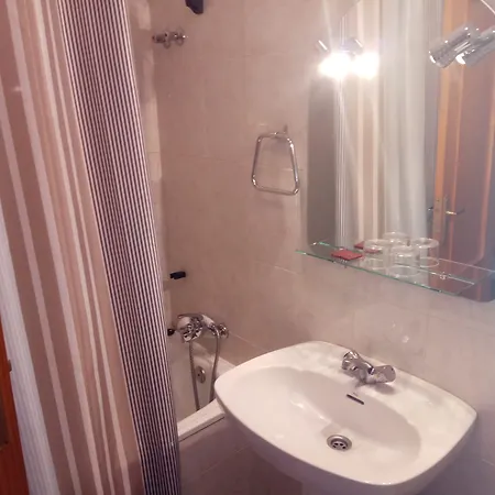 Hostal Restaurante Las Cavenes Del Cabaco Szálloda