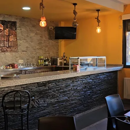 Hostal Restaurante Las Cavenes Del Cabaco