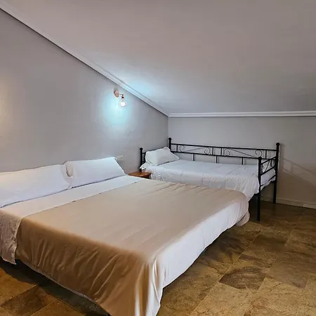 Hostal Restaurante Las Cavenes Del Cabaco
