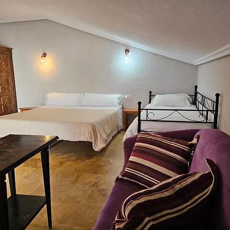 Hostal Restaurante Las Cavenes Del Cabaco