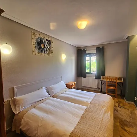Hostal Restaurante Las Cavenes Del Cabaco Szálloda 2*