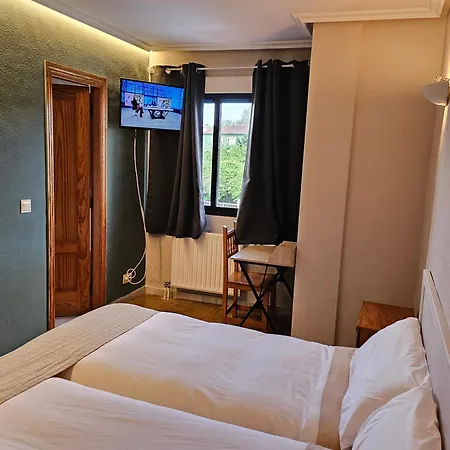 Hostal Restaurante Las Cavenes Del Cabaco 2*