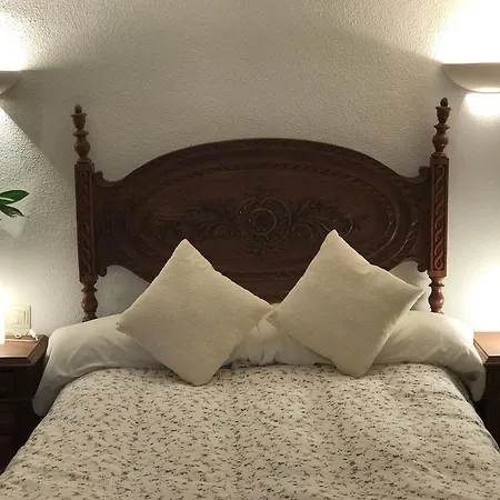 Hostal Restaurante Las Cavenes Del Cabaco Szálloda