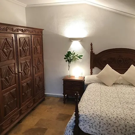 Hostal Restaurante Las Cavenes Del Cabaco Szálloda