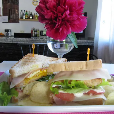 Hostal Restaurante Las Cavenes Del Cabaco Szálloda